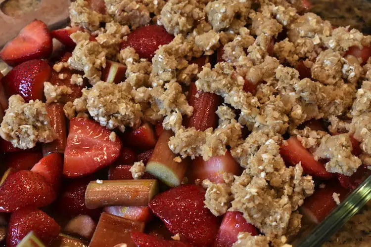 Strawberry, rhubarb with oat topping