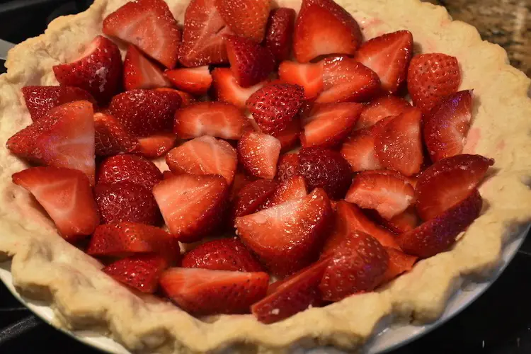 Pie shell with fresh strawberries