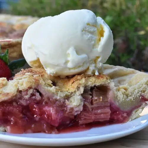 Strawberry rhubarb pie with ice cream
