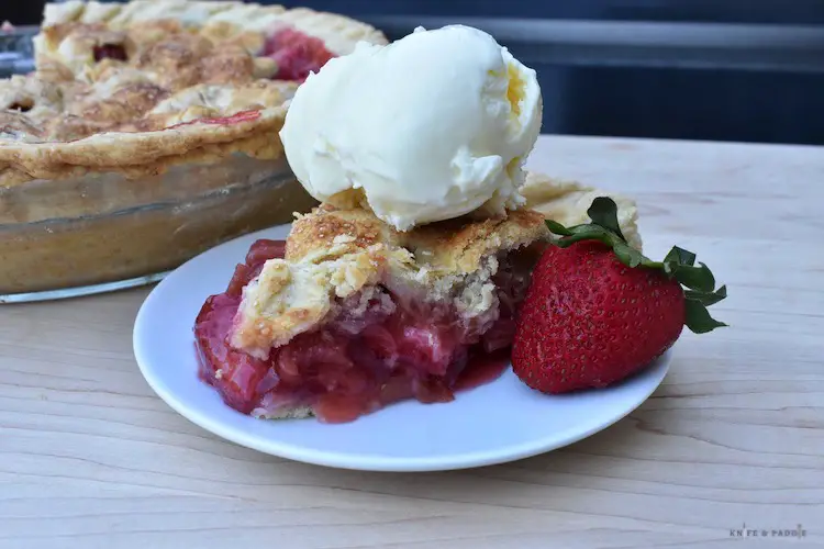 Pie with ice cream and strawberries