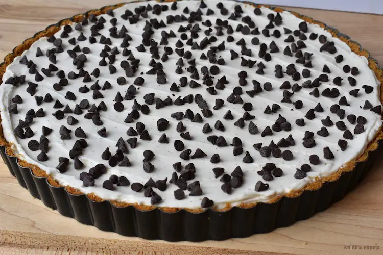 Tart with mascarpone and chocolate chips
