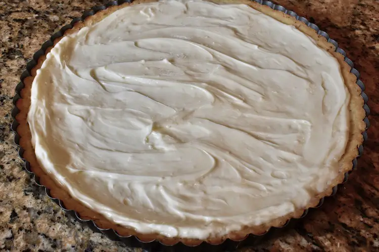 Baked tart with filling