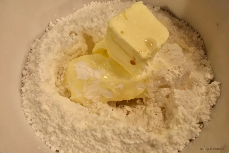 Butter, vanilla and powdered sugar