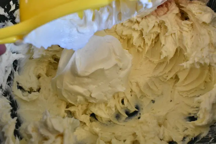 Adding the sour cream to the filling