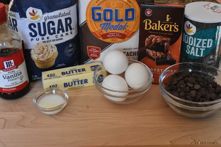 Pure vanilla extract, sugar, flour, baker's chocolate, salt, chocolate chips, eggs, butter and milk
