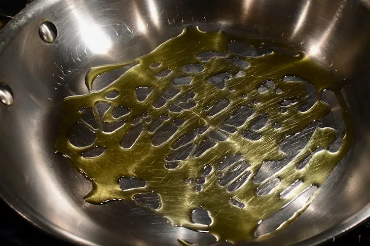 Frying pan with oil