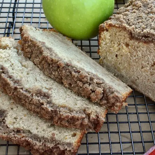 Apple Cinnamon Bread With Streusel Topping • Www.knifeandpaddle.com