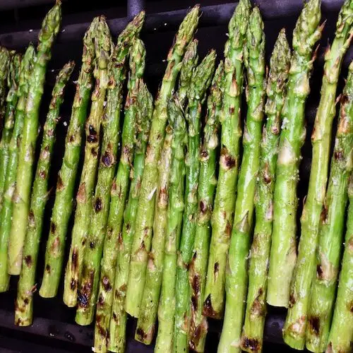 Simple Grilled Asparagus • www.knifeandpaddle.com