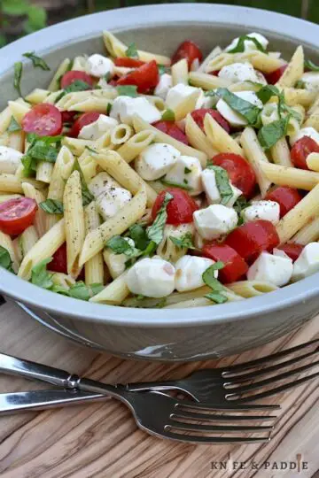 Caprese Penne Pasta Salad • www.knifeandpaddle.com