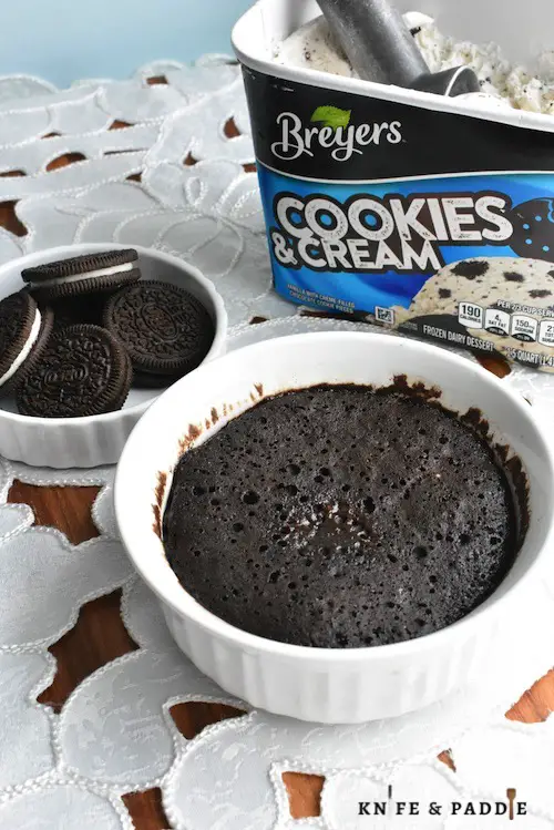 2-Minute Oreo Cake topped with cookies and cream ice cream and chocolate sauce